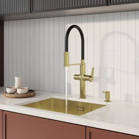 Смеситель для кухни с каналом для фильтрованной воды и гибким изливом IDDIS Ikon IKNMGFFi05 золото матовое